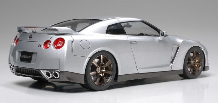 Игрушечный nissan gtr