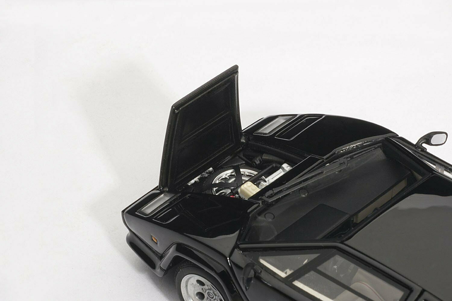 Купить копийную модель Autoart Lamborghini Countach 5000S (Black